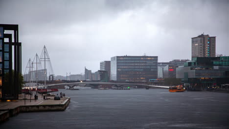 Timelapse-De-Copenhague:-Puente-Plegable-Se-Abre-Durante-La-Lluvia-Ligera